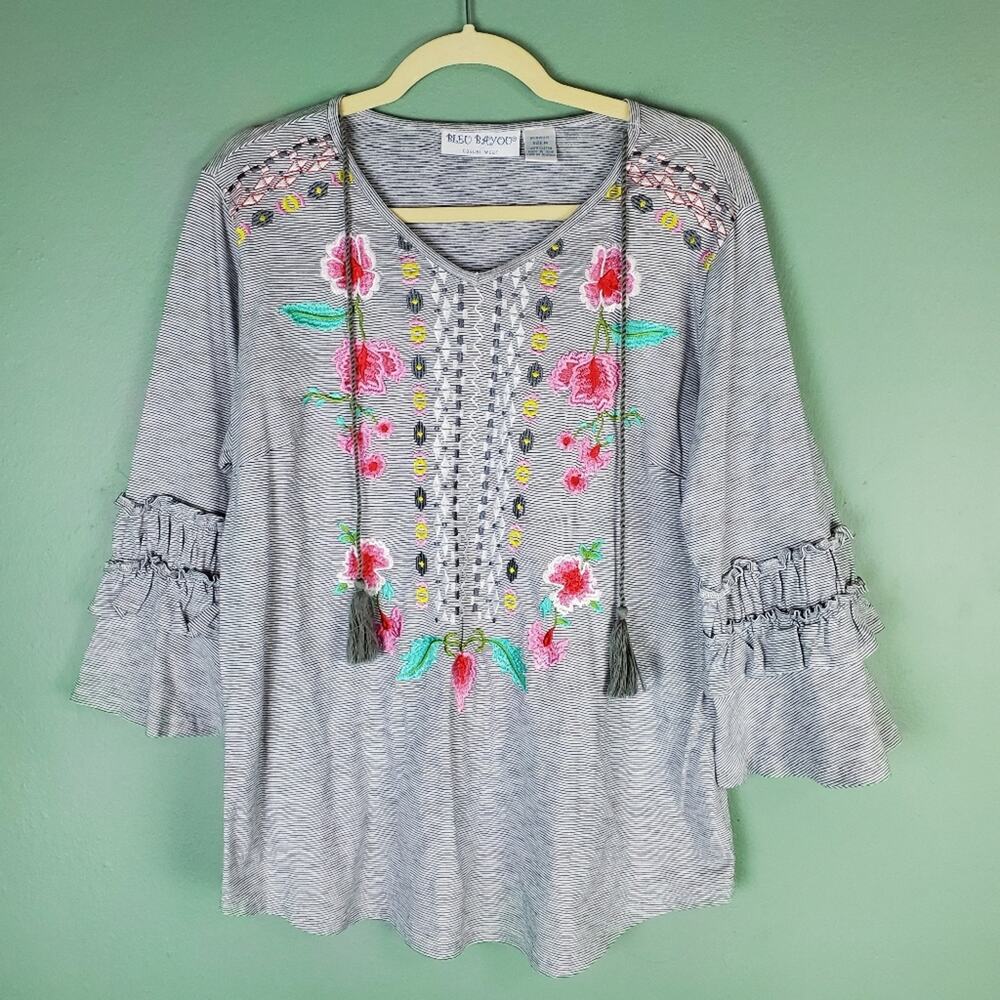 Bleu Bayou Gray Boho Embroidered Ruffle Tassel Top Size Medium